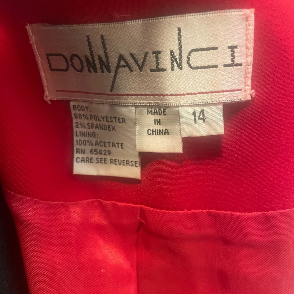 DonnaVinci Elegant Red Two-Piece skirt Suit with Decorative Collar - Picture 10 of 10